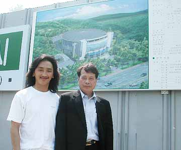 建設中のサーカス場の前で、江口君と社長