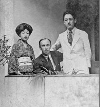 別れの挨拶に訪れたプロコフィエフ、大田黒元雄夫妻と（1918年8月1日）