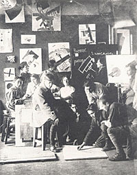 ヴィテプスク人民美術学校で講義するマレーヴィチと「ウノヴィス」のメンバー（1921年9月）