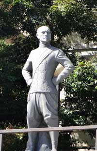 ウラジオストクのユル・ブリンナー像