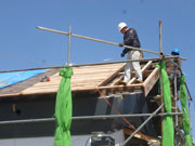 2013.04.11 破損部分の屋根の下地を組む 1