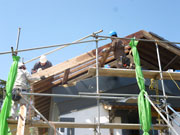 2013.04.11 破損部分の屋根の下地を組む 2