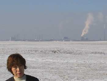 雪の積もった草原の向こうに見えてきたサヤノゴルスク市のアルミ工場
