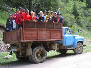 トラックに乗って、『七匹の雄牛』峡谷へピクニックに行く地元の子供たち