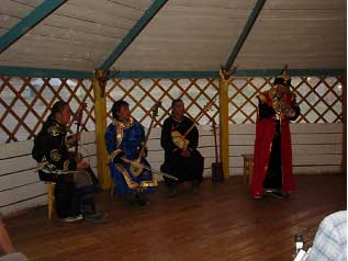 ホメイ（喉歌）コンサートが、ユルタ村『アイ』の食堂で行われる