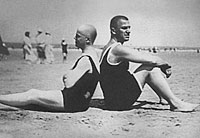 マヤコフスキー（右）とシクロフスキー（1923）