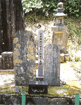 観音寺境内の墓碑